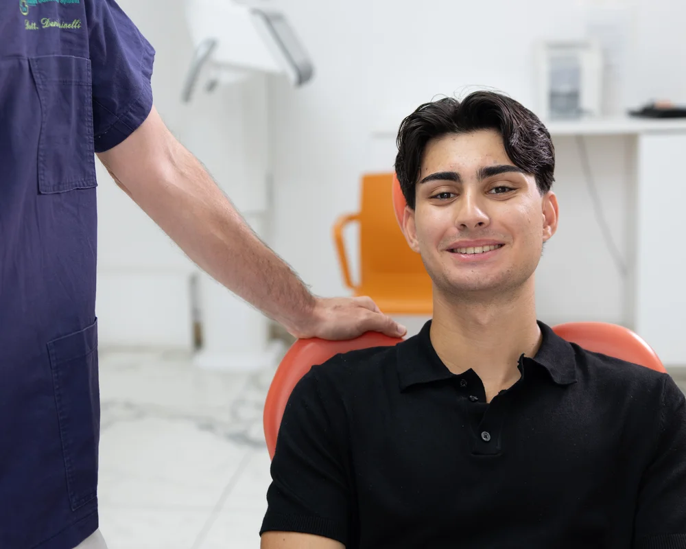 Ragazzo sorride sulla poltrona dal dentista